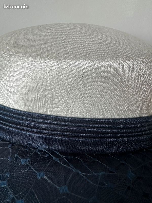 Magnifique chapeau de cérémonie de modiste - Capeline Bibi bleu marine et crème (image 10)