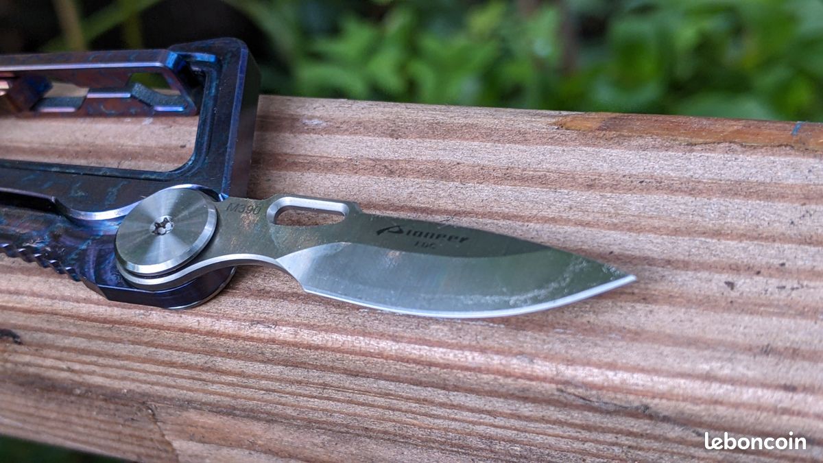 Mousqueton en titane équipé d'une lame en acier M390 (image 11)