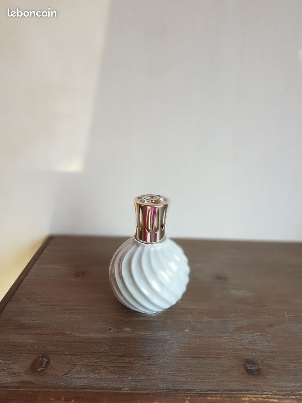Vintage White Le Trèfle Limoges Porcelain Fragrance Lamp