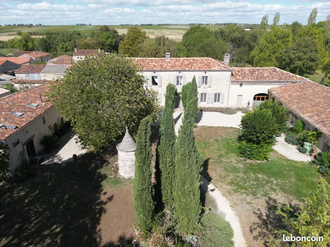 Maison 16 pièces 600 m² · à Matha · 600 m² · 950 000 €
