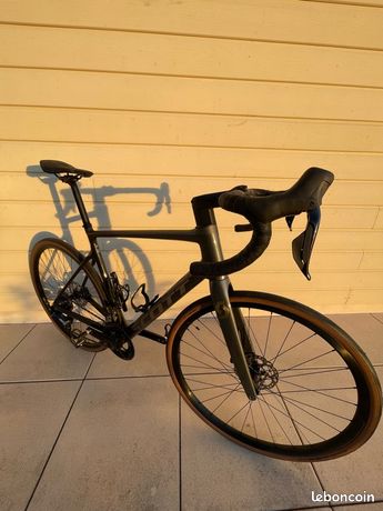 Vélo De Route Scott Addict 20 (2024) - Cadre Carbone - Groupe Shimano 105 Di2 - Spécifications Haut De Gamme