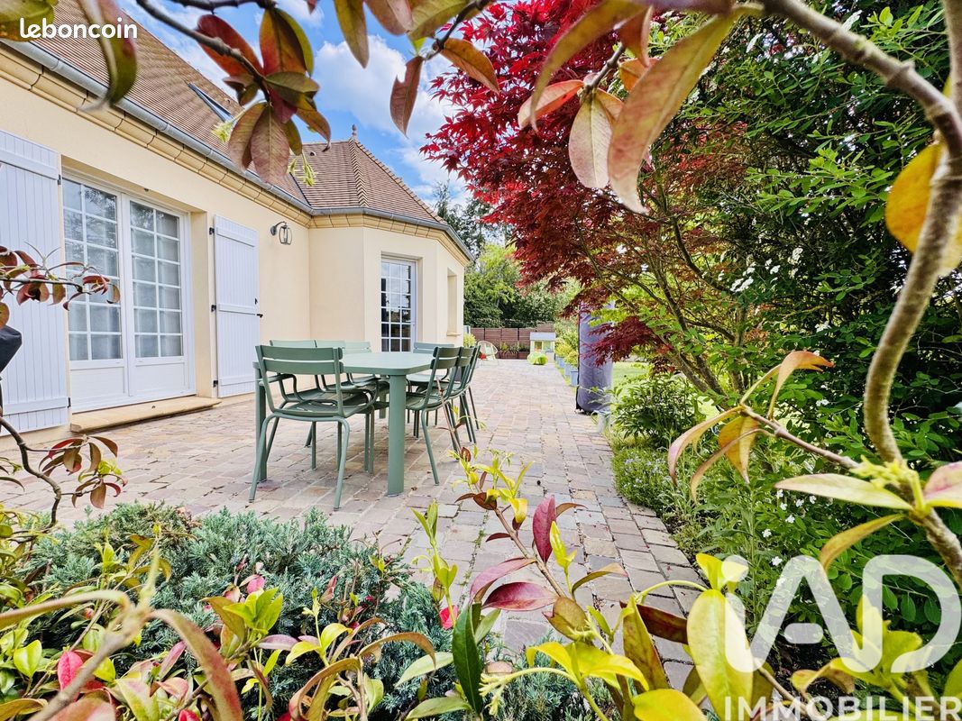 Maison 8 pièces 220 m² · à Bazoches-sur-Guyonne · 220 m² · 720 000 €