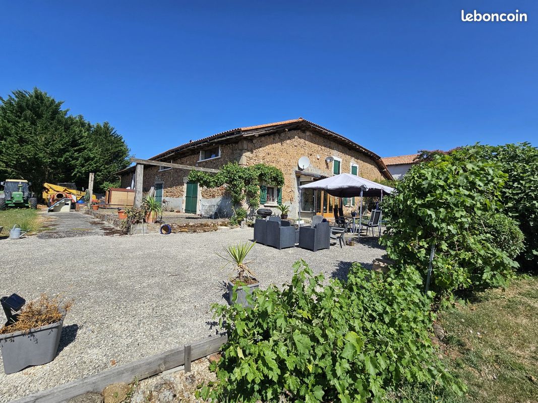 Maison 9 pièces 210 m² · à Chabrac · 210 m² · 304 950 €