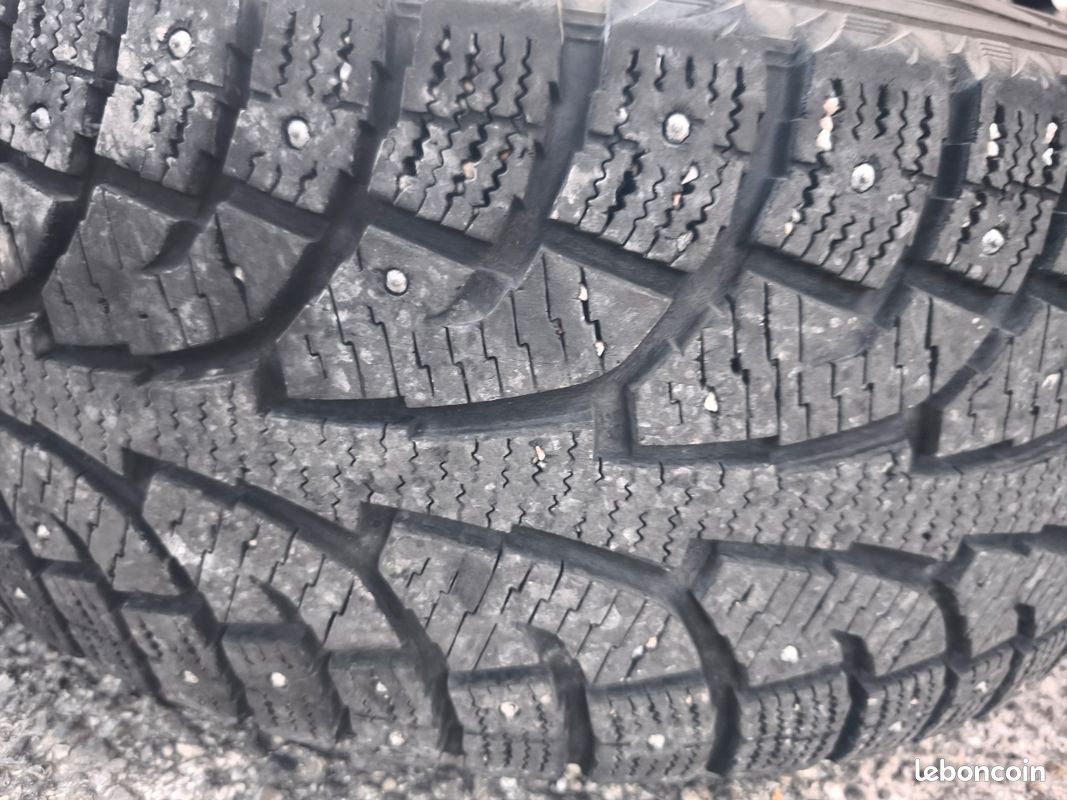 Roues complètes jantes et pneus neige cloutés (image 2)