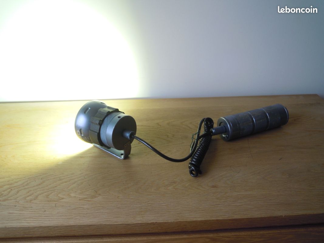 F8 lampe torche LED rechargeable pour la plongée - Chine Lampe de poche À LED, lampe de poche