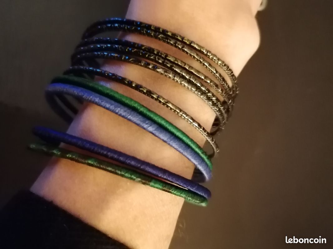 Lot de bracelets noirs, bleus et verts (image 1)