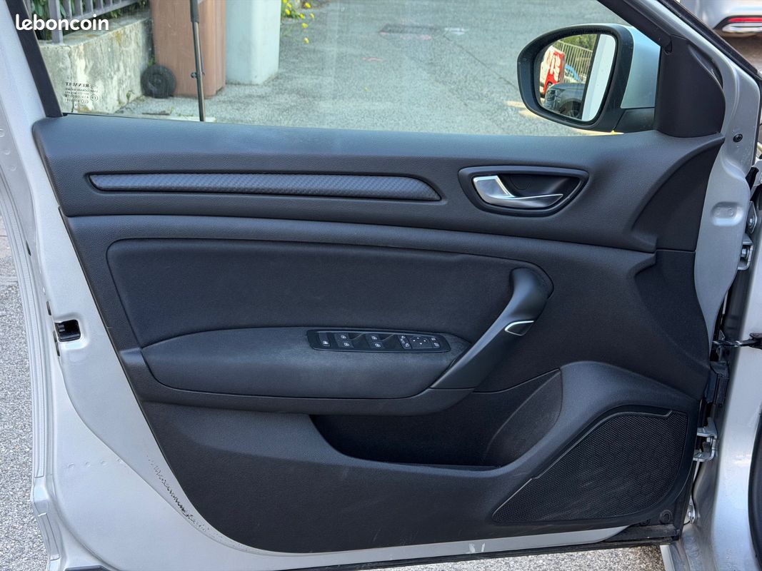 RENAULT MEGANE IV BERLINE BUSINESS MEGANE 4 1.5 Blue dCi 115 - GPS - RADARS - CLIM AUTO (image 38)
