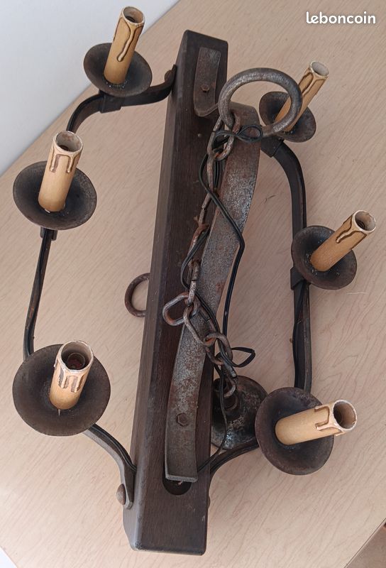 Lustre de style médiéval en bois et fer forgé (image 1)