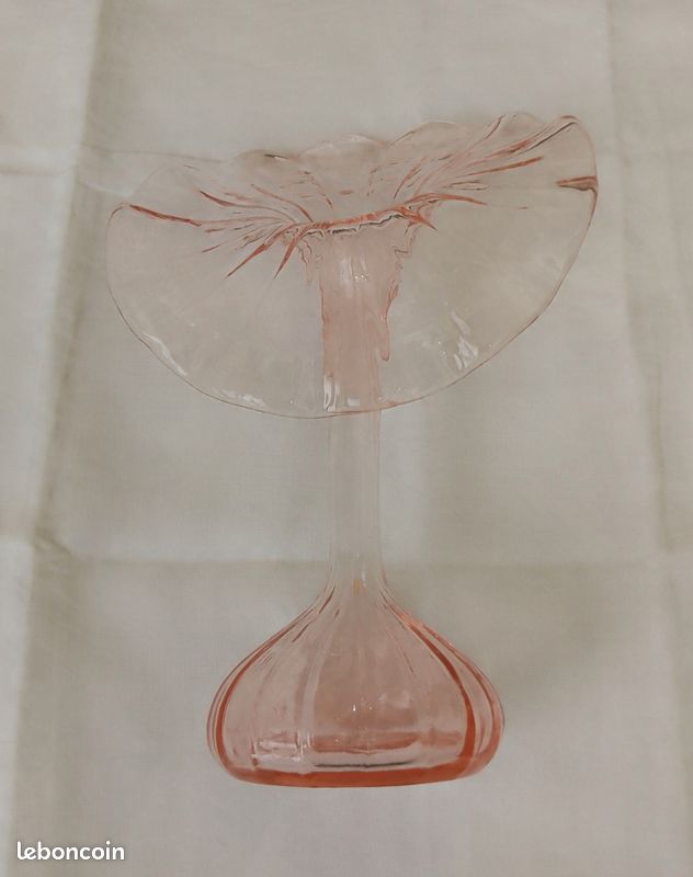 Soliflore Ancien En Verre Moulé Sur Pied Régule - Décor Harpe Et Flûte - Vintage