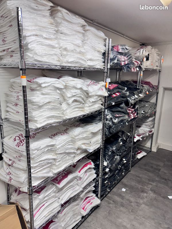DÉSTOCKAGE MASSIF – Marques originales : Levi’s, Tommy Hilfiger, Hugo Boss, Calvin Klein, Vans, Converse, The North Face, Patagonia… (image 1)