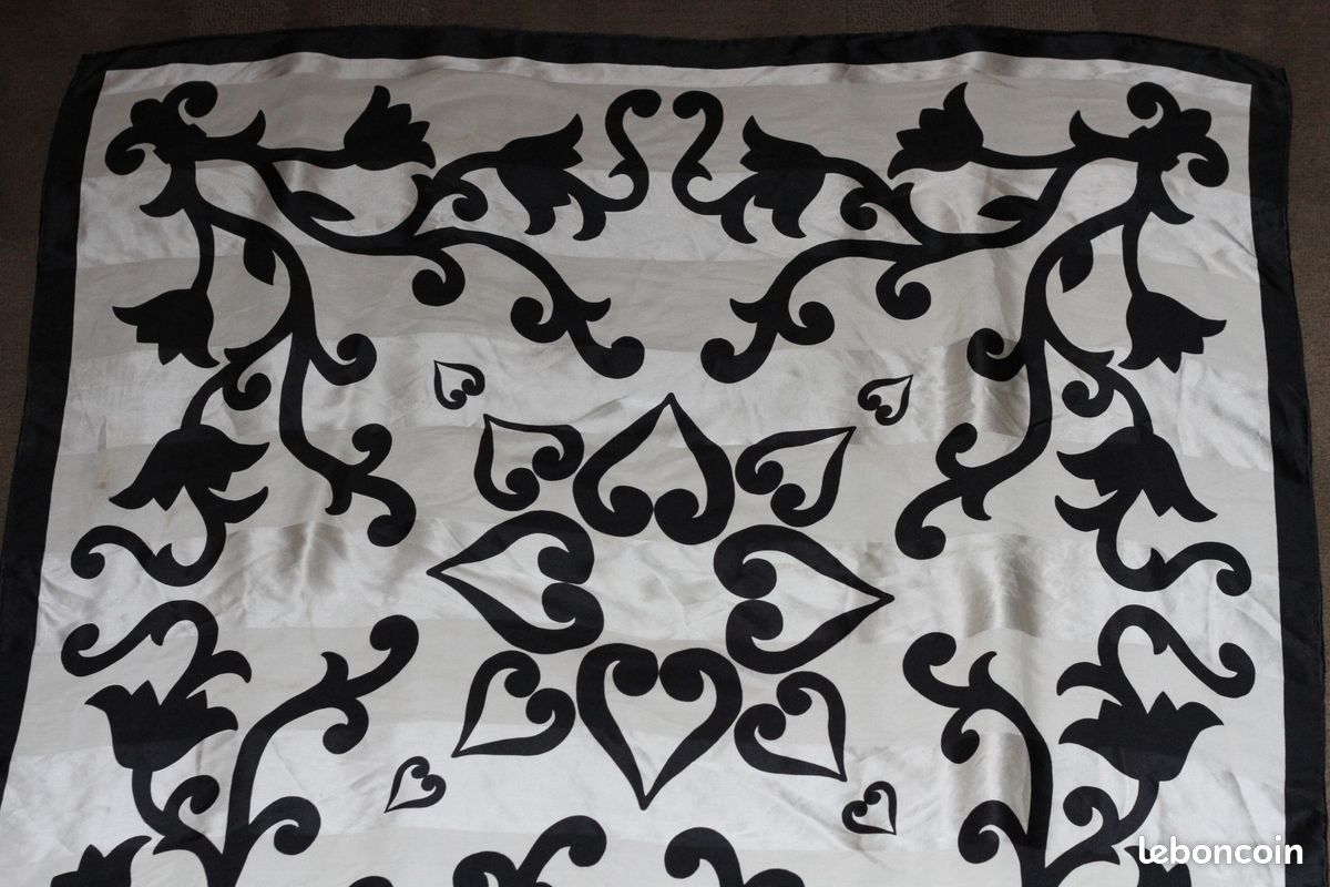 Foulard soie Guy Laroche (image 1)
