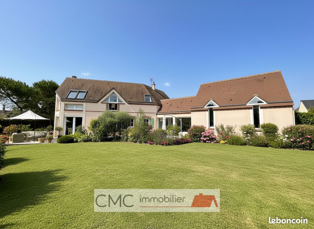 Maison 8 pièces 200 m² · à Fontaine-la-Guyon · 200 m² · 433 665 €