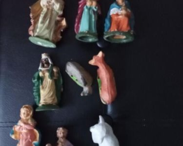 Crèche ancienne en plâtre patiné – 7 santons Made in France, incomplète, années 1950 - France
