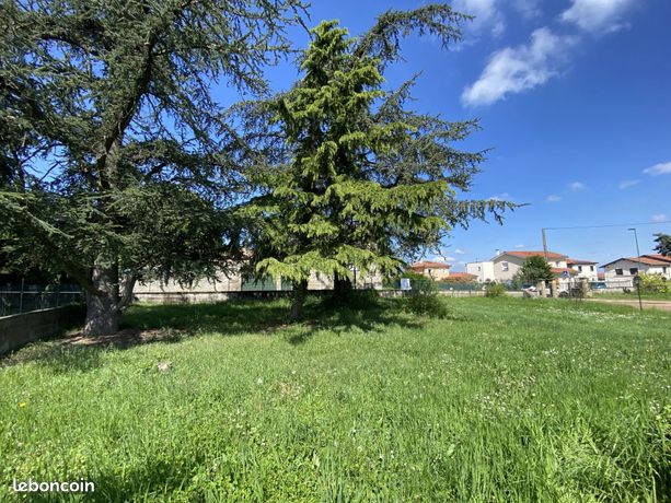 Terrain plat 513 m² centre village