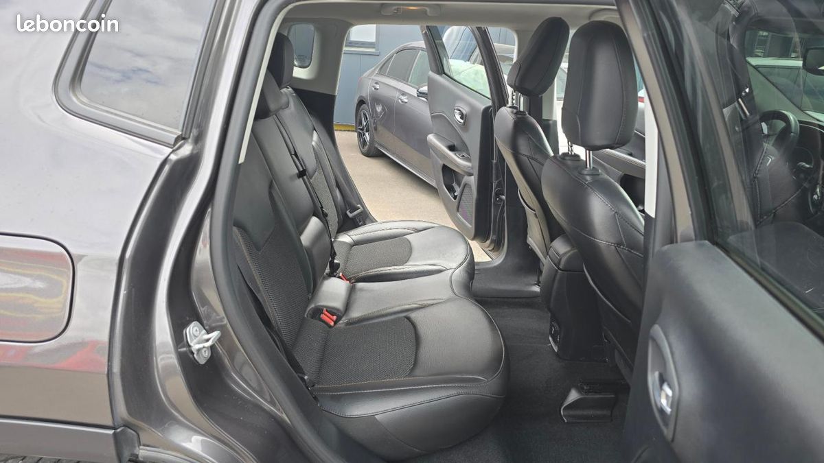 Jeep Compass Limited FWD (image 23)
