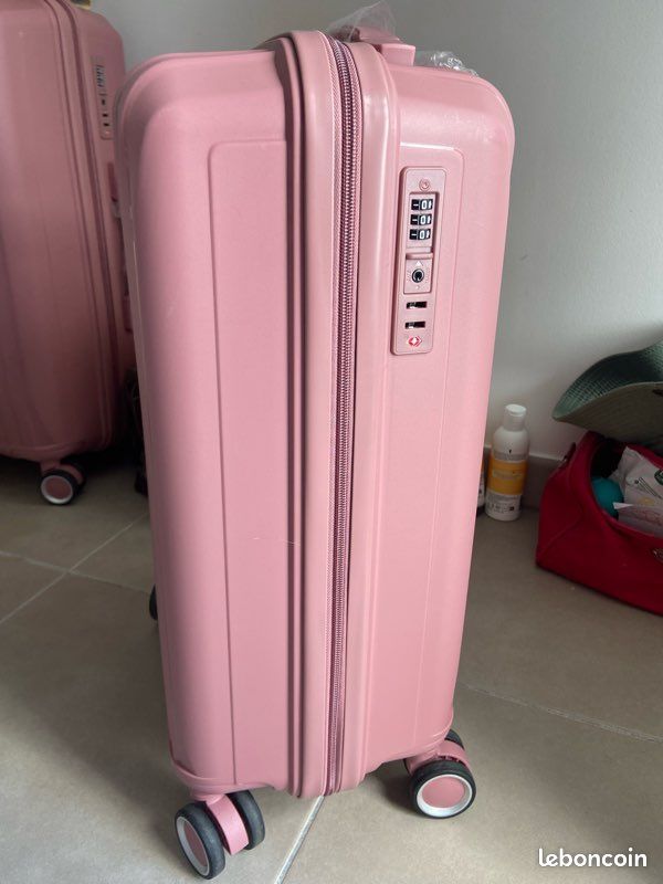 CELIMS - Valise Cabine Voyage Approuvée par 100 Compagnies Aériennes | Légère et Rigide | Valise Cabine 55x35x25 | ABS à 4 roulettes | Rose Gold CELIMS - Valise Cabine Voyage Approuvée par 100 Compagnies Aériennes | Légère et Rigide | Valise Cabine 55x35x25 | ABS à 4 roulettes | Rose Gold