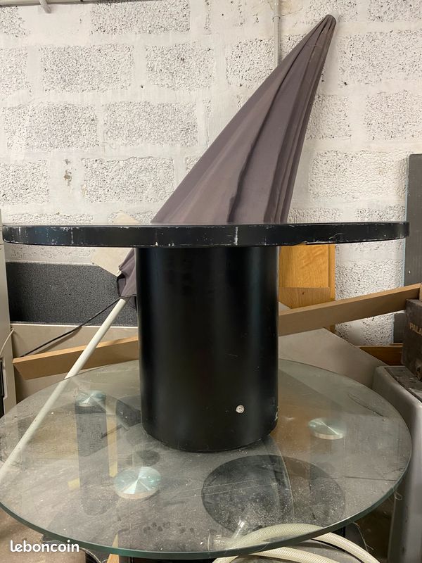 Table basse en bois noire avec 4 poufs rose (image 3)