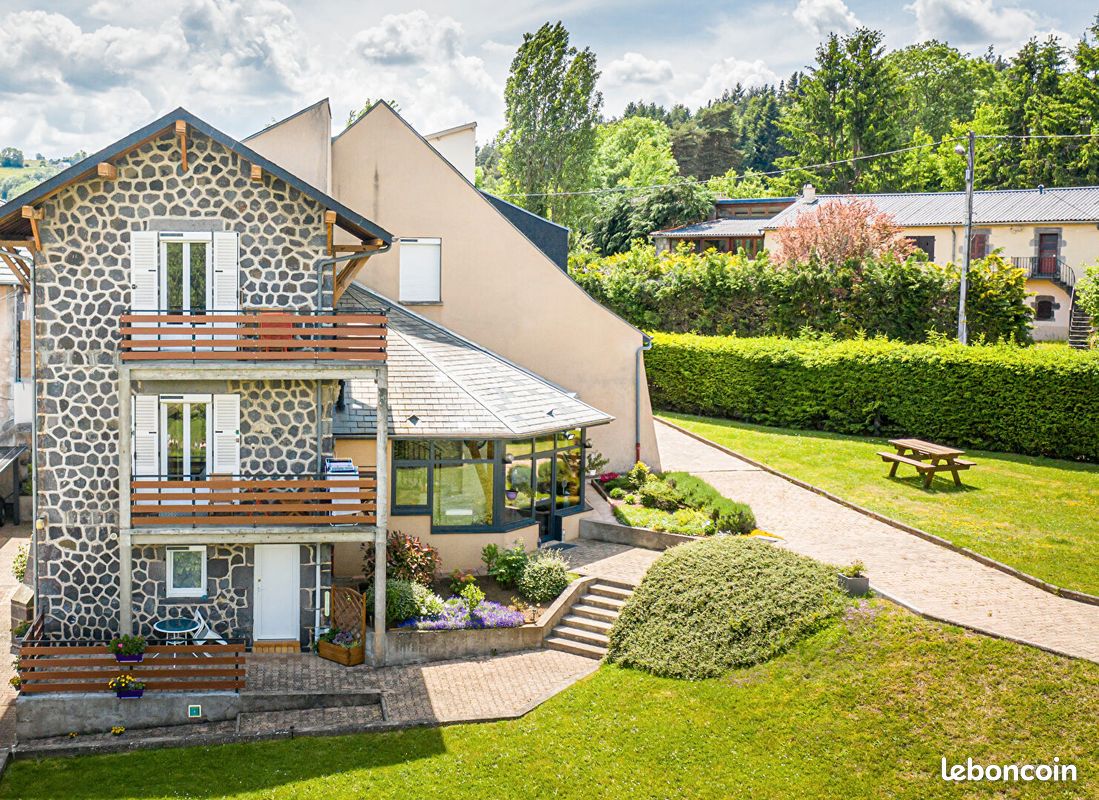 Maison 20 pièces 470 m² · à Aydat · 470 m² · 794 200 €