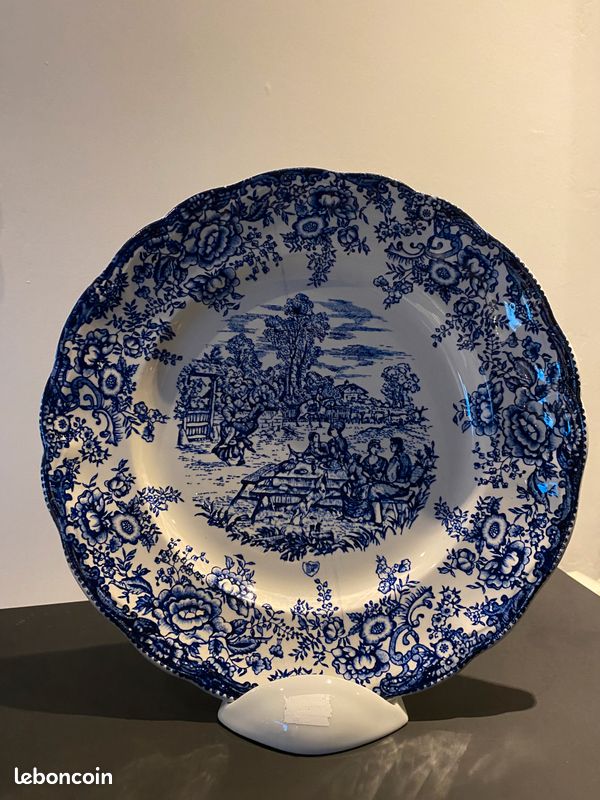 Assiette ancienne en faïence – décor bleu champêtre – Personnages et fleurs (image 1)