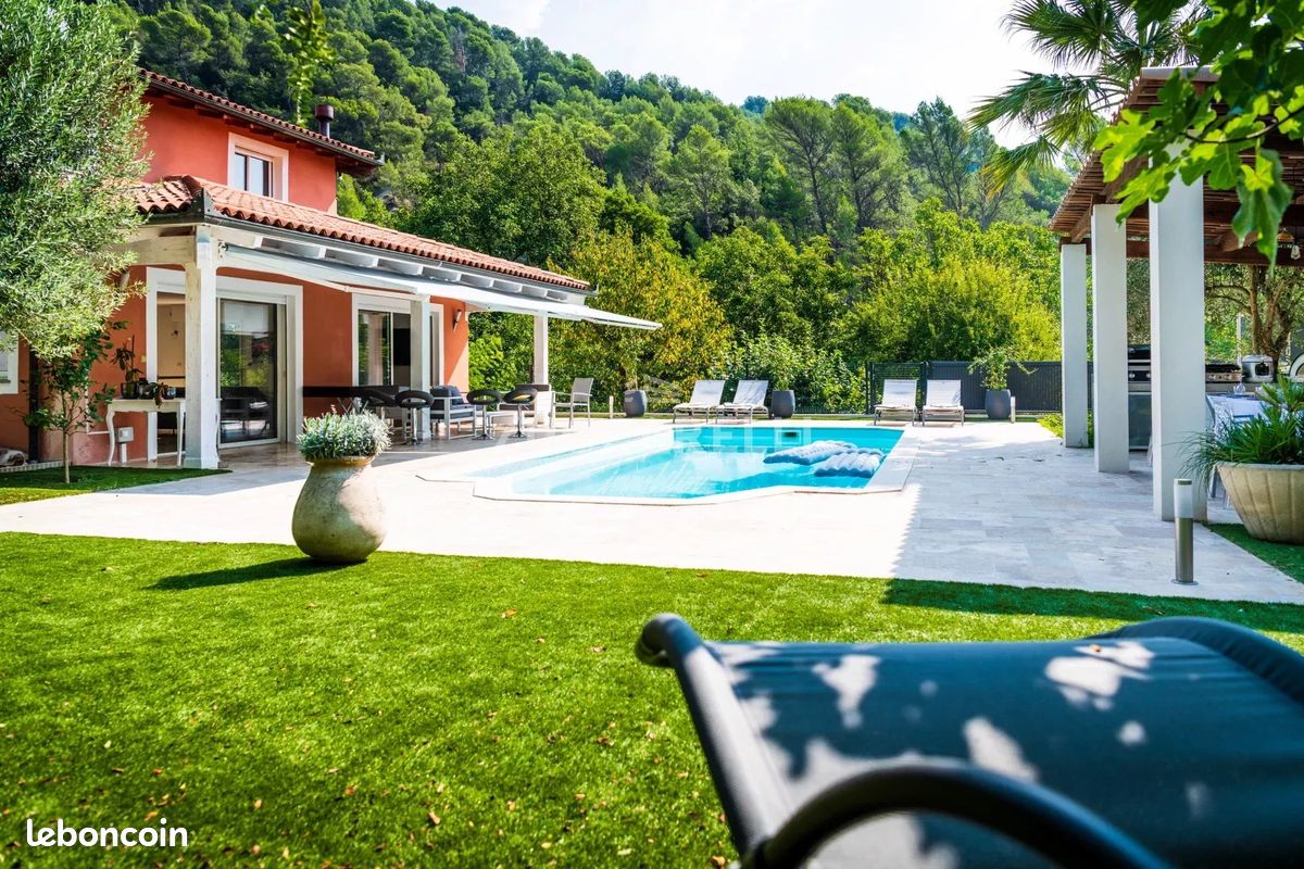 Maison 6 pièces 222 m² · à Contes · 222 m² · 895 000 €
