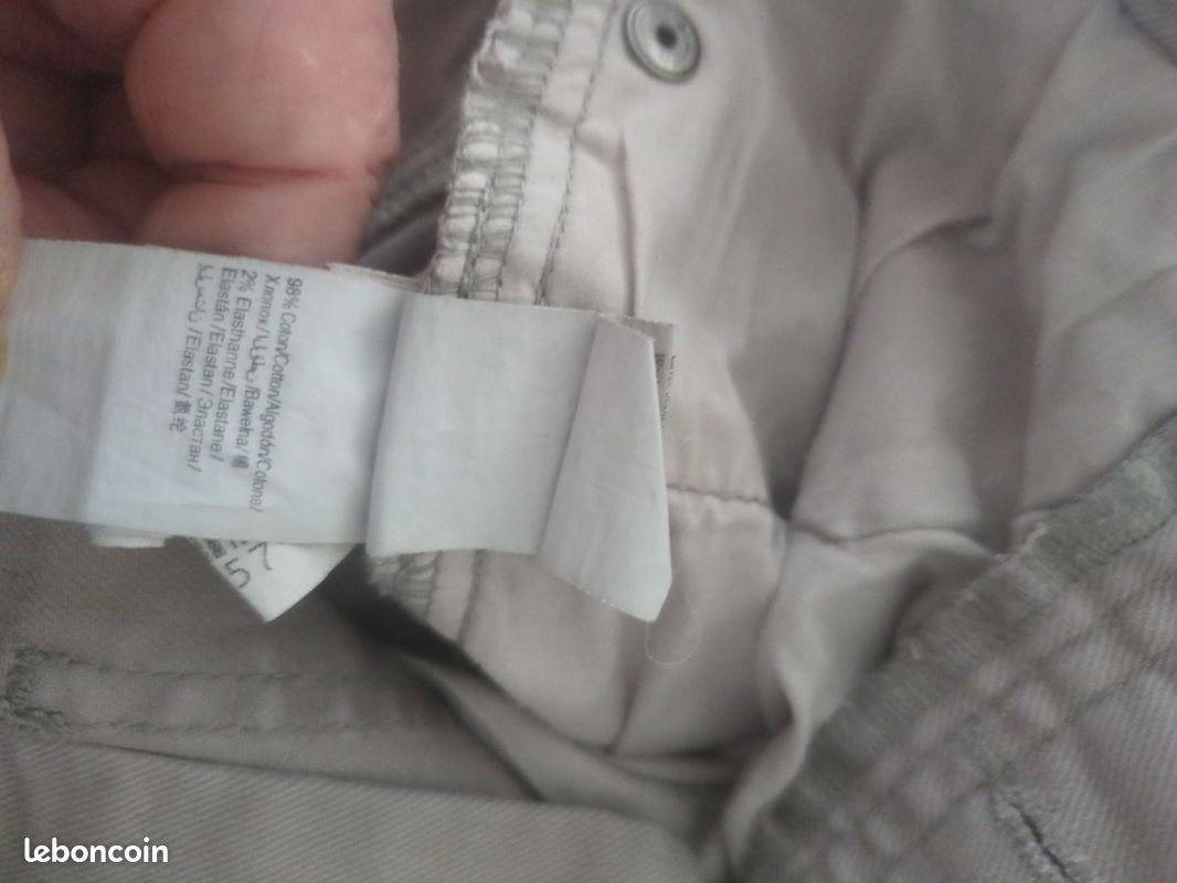 Short. Défaut de tissu côté droit à l'arrière (image 4)