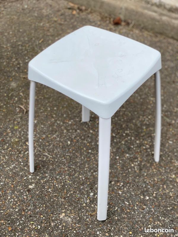 Tabouret blanc en plastique et acier (image 1)