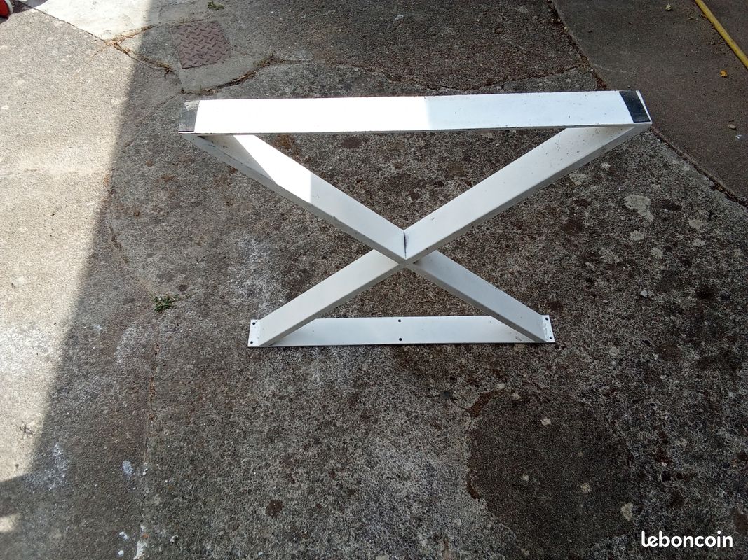 Piètement de table industriel en acier blanc – H 71 cm – L 73 cm
Description (image 1)
