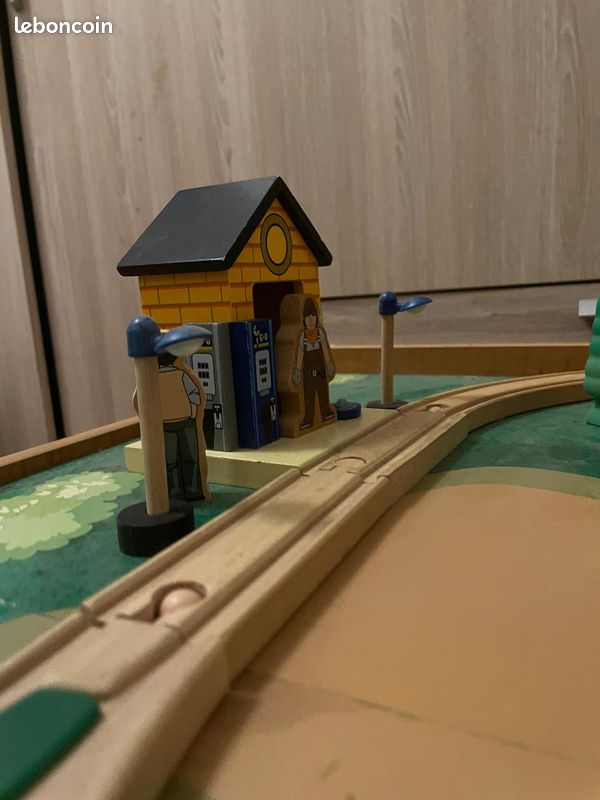 Table en bois circuit train (image 2)