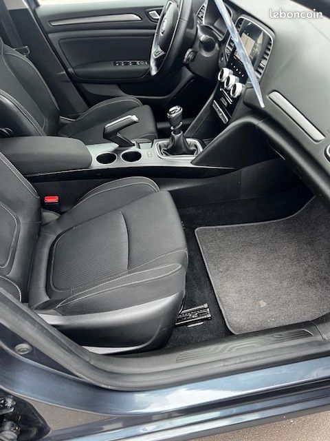 RENAULT MEGANE IV BERLINE BUSINESS Blue dCi 115 ch premiere main (image 5)