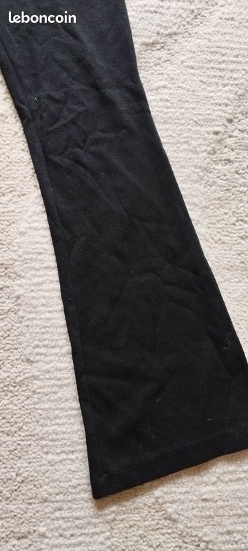 Legging Zara
pattes larges 
taille M
longueur entrejambes 79 cm
très bon état 

n'hésitez pas à composer un lot (image 2)