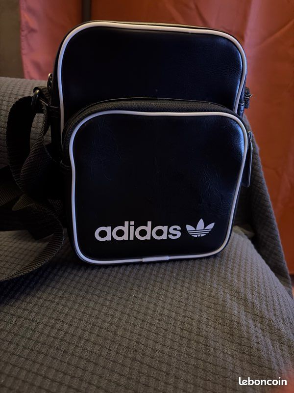 Sacoche Adidas en excellent état (image 1)