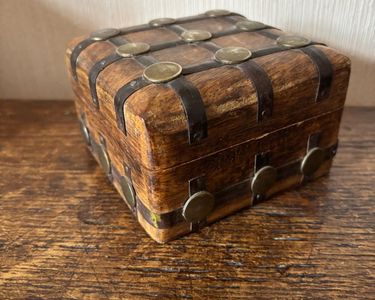 Jolie Boîte Ancienne En Bois Avec Incrustations Métal - Idéale Pour Tabac Ou Bijoux - Très Bon état