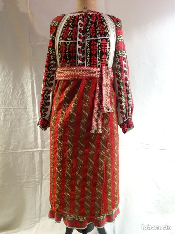 Vêtement rare Roumanie Munténie, éléments de costume femme