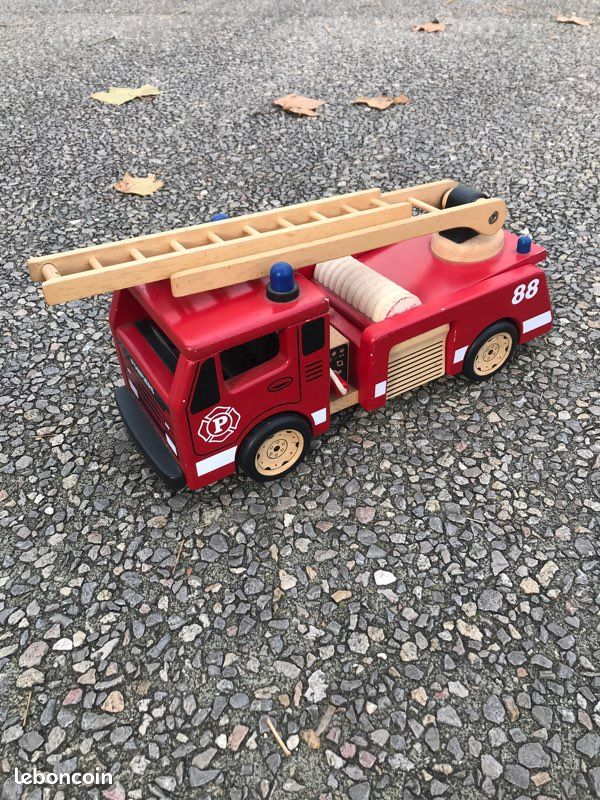 Camion de pompier en bois (image 1)