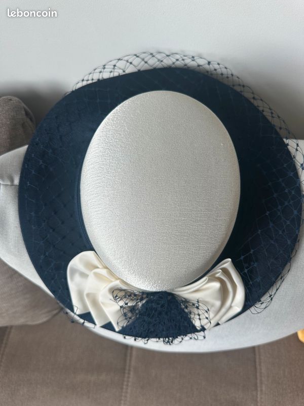 Magnifique chapeau de cérémonie de modiste - Capeline Bibi bleu marine et crème (image 9)