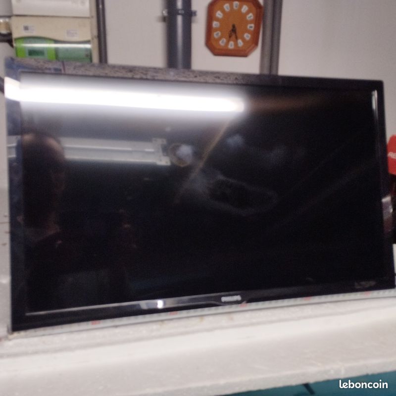 Tv Philips sur support mural orientable (image 2)