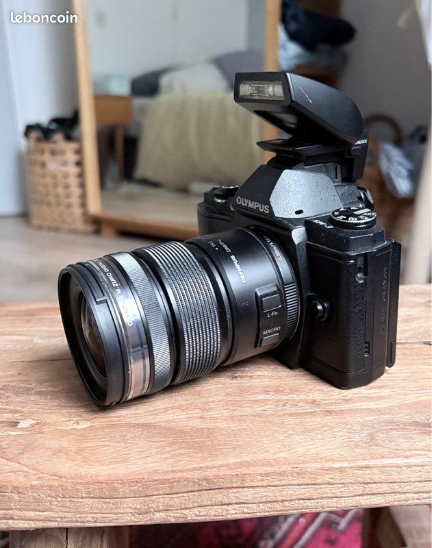 Olympus OM-D E-M5 + Objectif 12-50mm EZ + Flash (image 2)