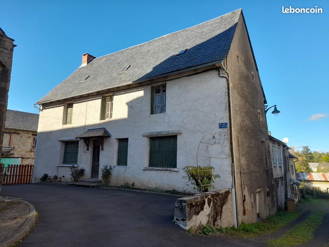 Maison 8 pièces 237 m² · à Bourg-Lastic · 237 m² · 138 500 €