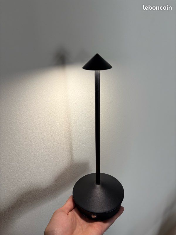 Lampe d’appoint / de chevet / de table rechargeable (image 1)