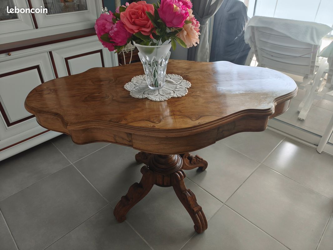 Table violon en bois massif avec pied central (image 2)
