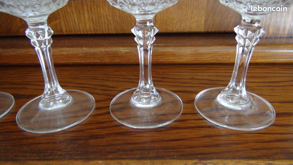 5 VERRES à PIED CRISTAL D'ARQUES LONGCHAMP de 146 mm de haut en très bon état poids 1 verre de 180 gr environ (image 4)