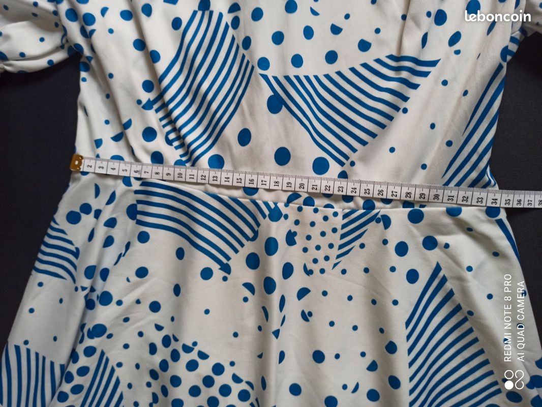 Jolie robe de printemps pour dame, avec motifs modernes de couleur bleue sur fond blanc. Très agréable à porter (image 5)