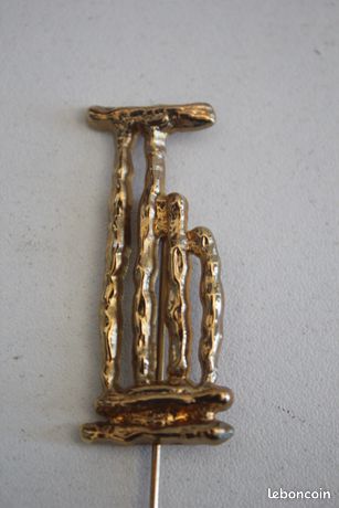 Broche Paris Dorée Un Jour Ailleurs - Épingle Chapeau 9,4cm Bleu Clair - Neuf Sans Emballage, Fabrication Française