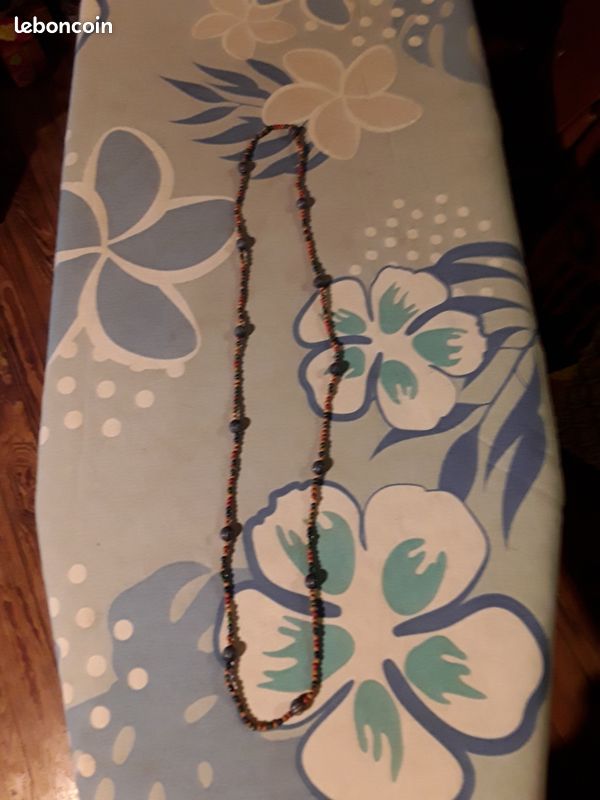 Collier en bois (image 1)