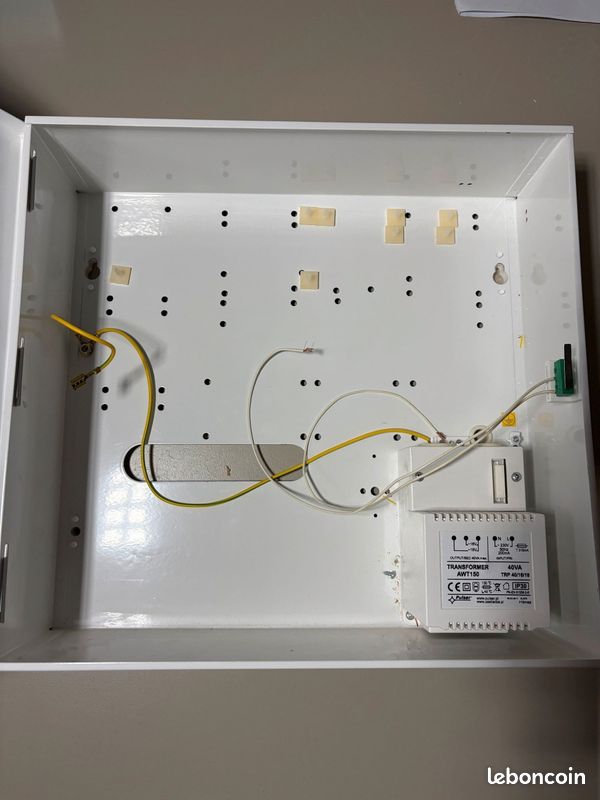Coffret métal pour systèmes d'alarmes Paradox avec transformateur 40VA et autoprotection - taille M (image 3)