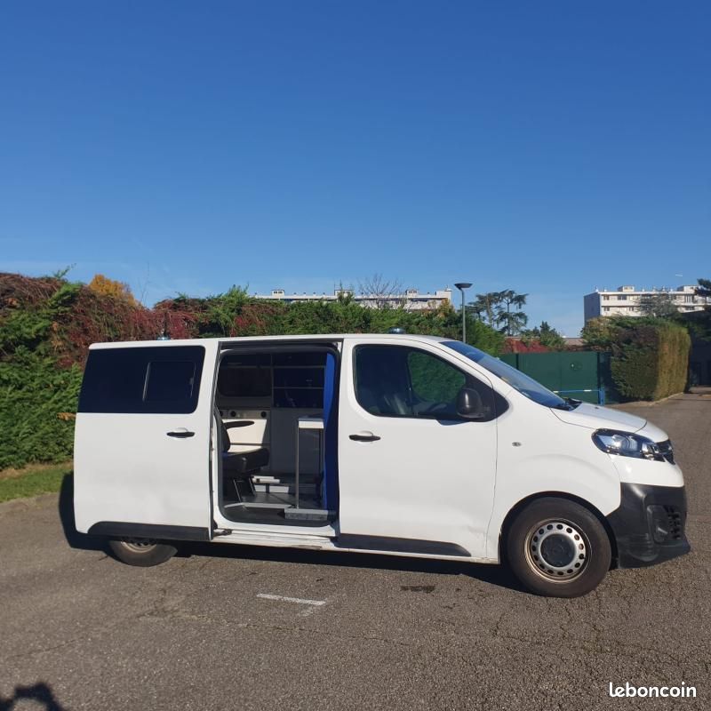Opel Vivaro Ambulance (image 14)
