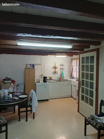 Maison avec devant de porte et dependance