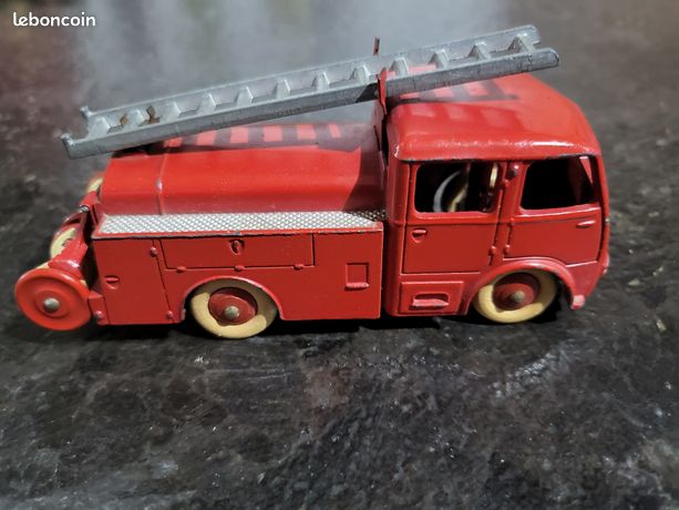 DINKY TOYS FRANCE REF 32E BERLIET PREMIER SECOURS QUASI NEUF