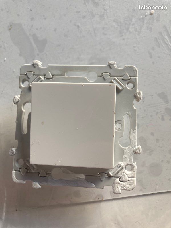 Prise de courant 2P+T blanc Essensya Pure Hager - WE100