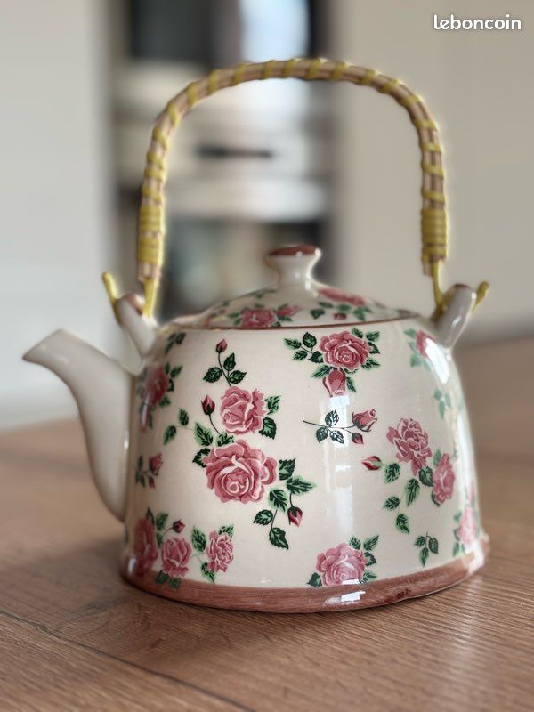 Ancien vase en barbotine col bleu et fleurs roses - Le Grenier de Lisette Ancien vase en barbotine col bleu et fleurs roses - Le Grenier de Lisette